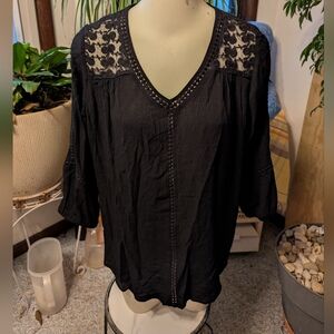 John Paul Richard Black Floral lace Yoke Crinkled Fabric Vneck Top Sz Med